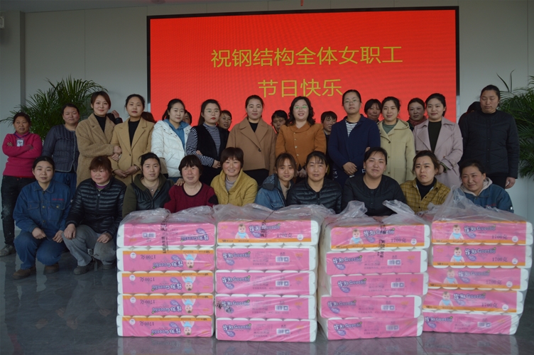 為女職工發(fā)放紀念品_副本.jpg